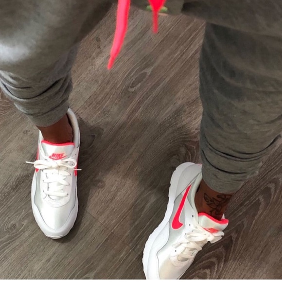 Nike women’s outburst sneakers - Picture 4 of 8